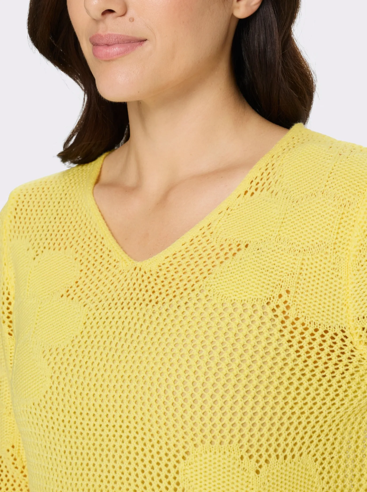 Ajourpullover mit eingestrickten Blüten