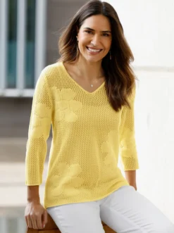 Ajourpullover mit eingestrickten Blüten