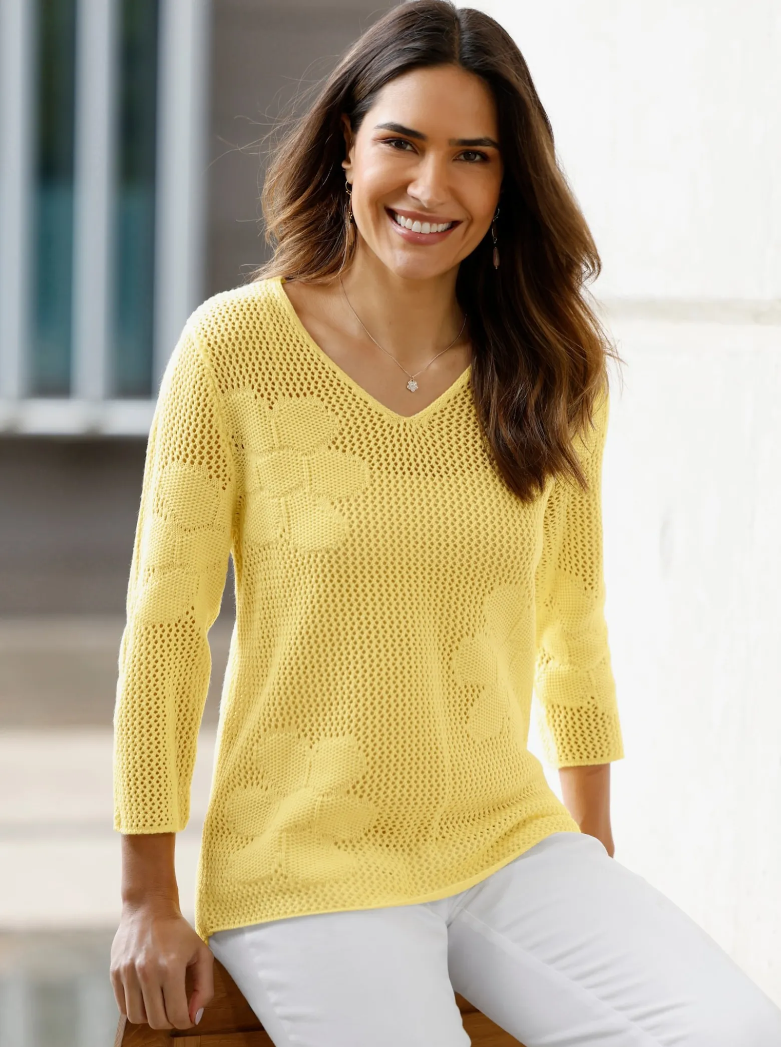 Ajourpullover mit eingestrickten Blüten