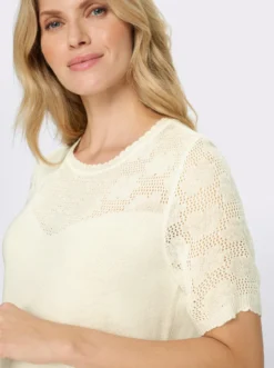 Ajourpullover mit Wellenkanten