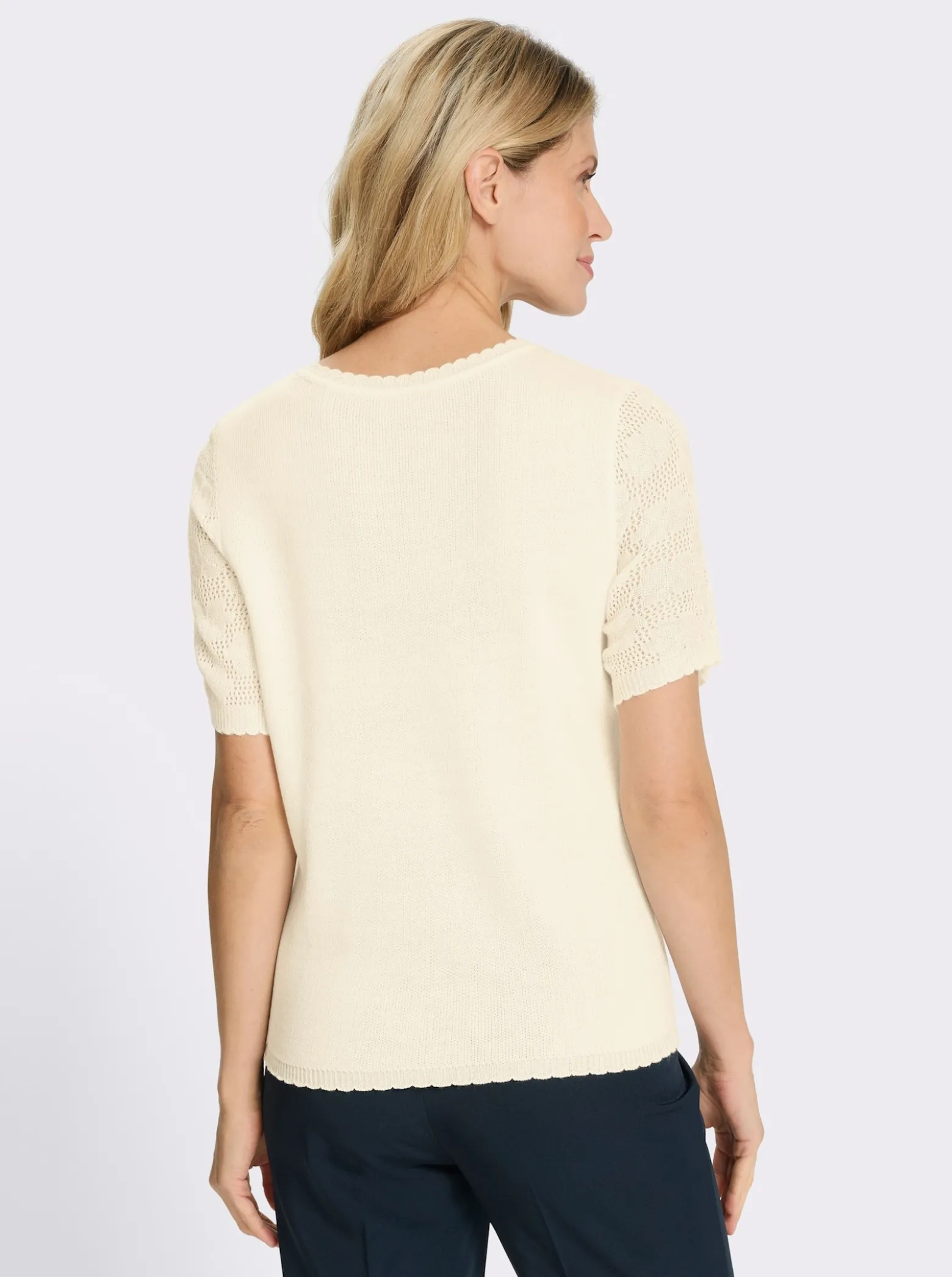 Ajourpullover mit Wellenkanten