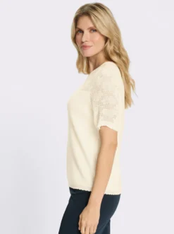 Ajourpullover mit Wellenkanten
