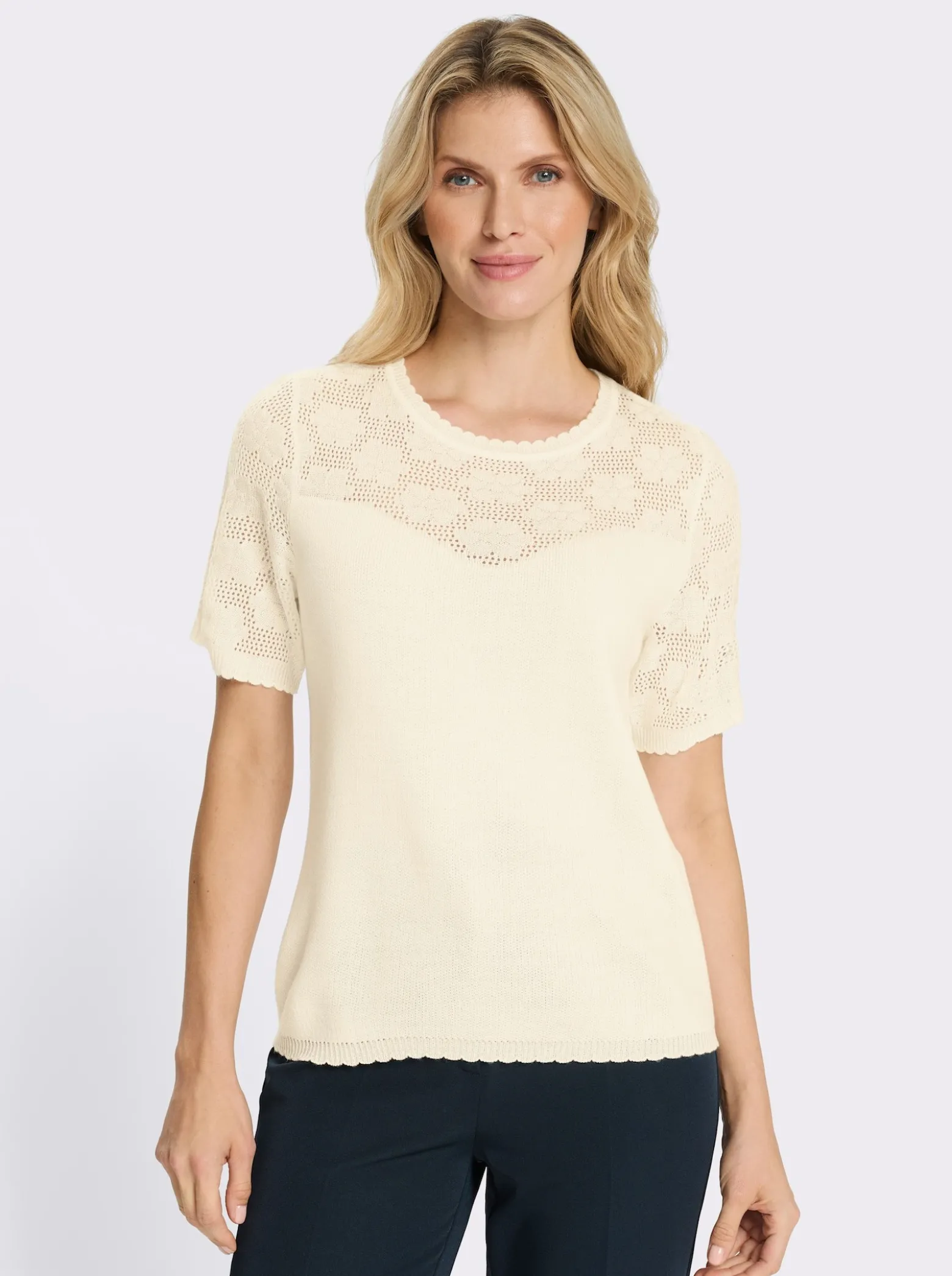 Ajourpullover mit Wellenkanten