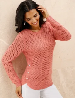 Ajourpullover mit Zierknöpfen am Saum