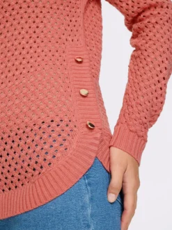 Ajourpullover mit Zierknöpfen am Saum
