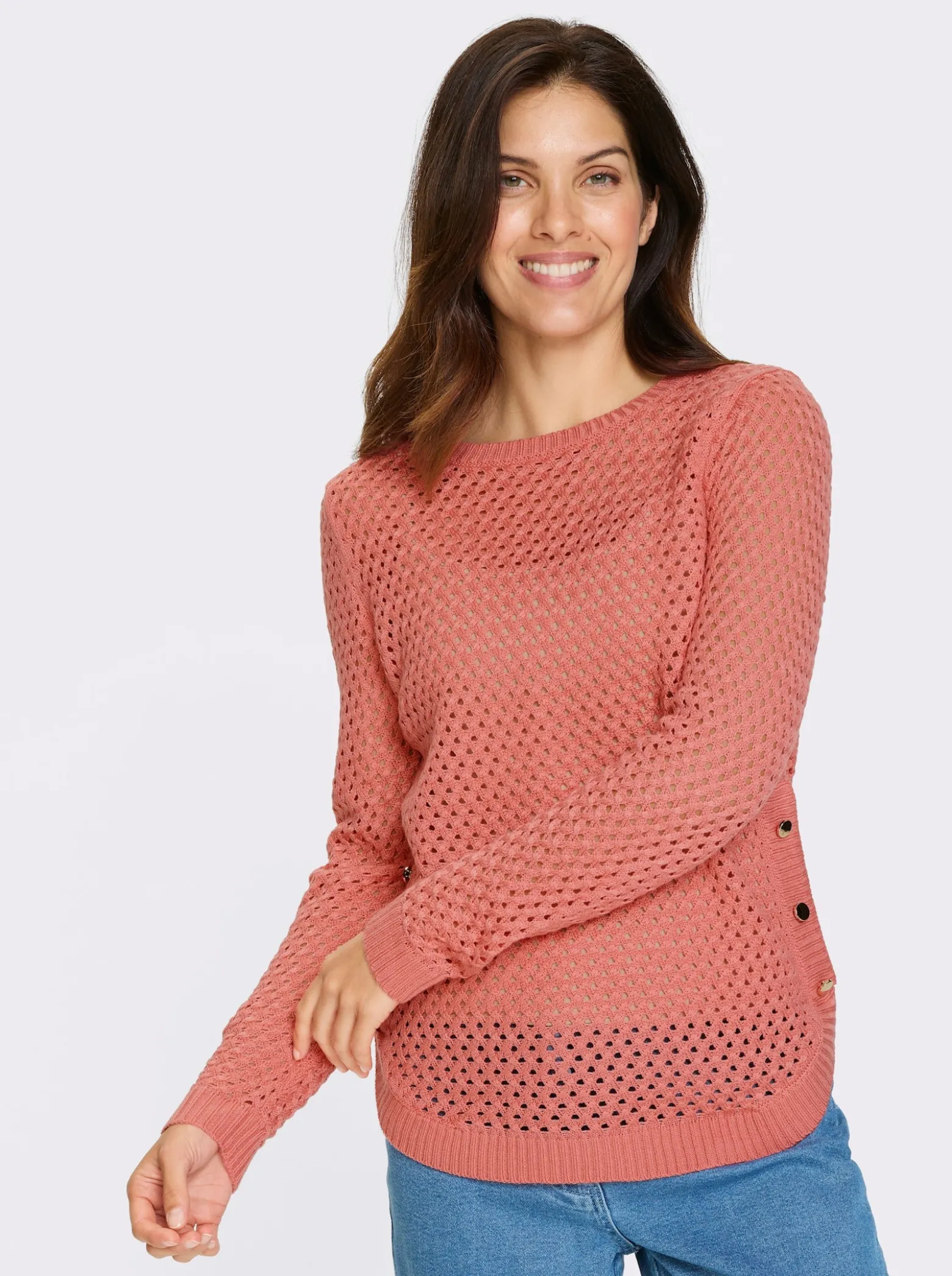 Ajourpullover mit Zierknöpfen am Saum