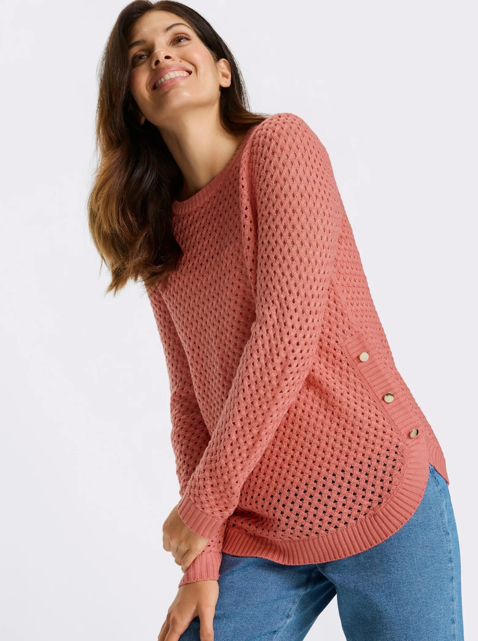 Ajourpullover mit Zierknöpfen am Saum