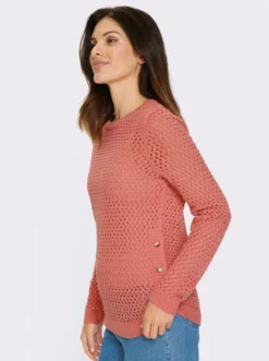 Ajourpullover mit Zierknöpfen am Saum