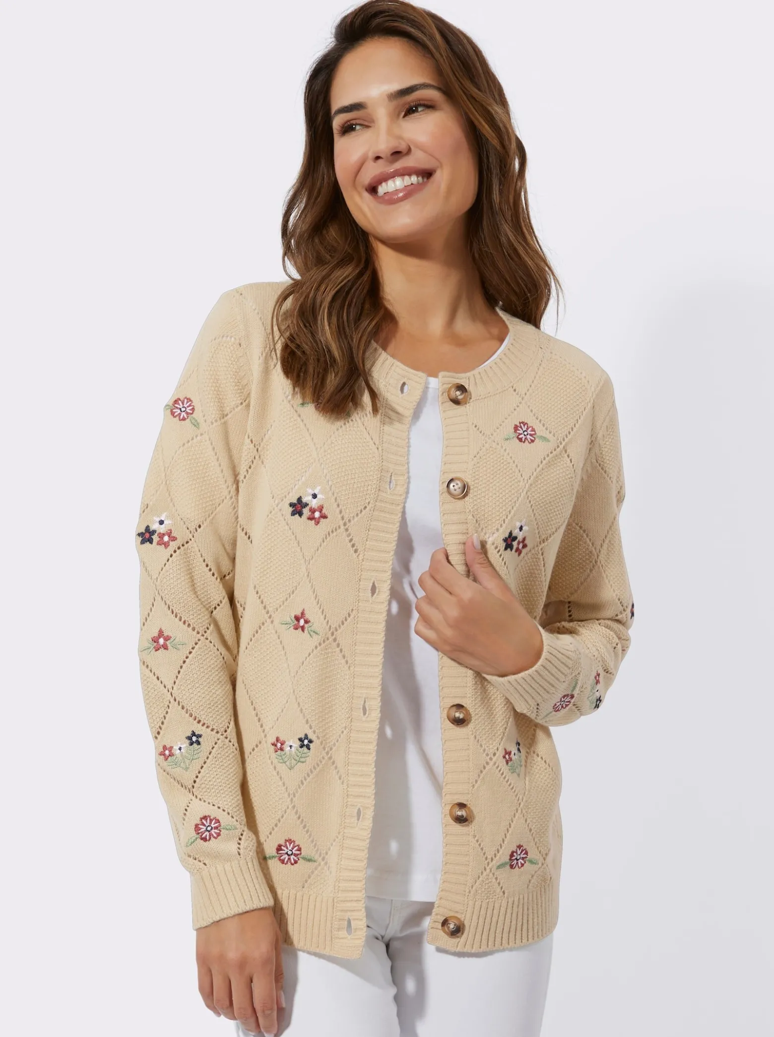 Ajourstrickjacke mit Blütenstickereien