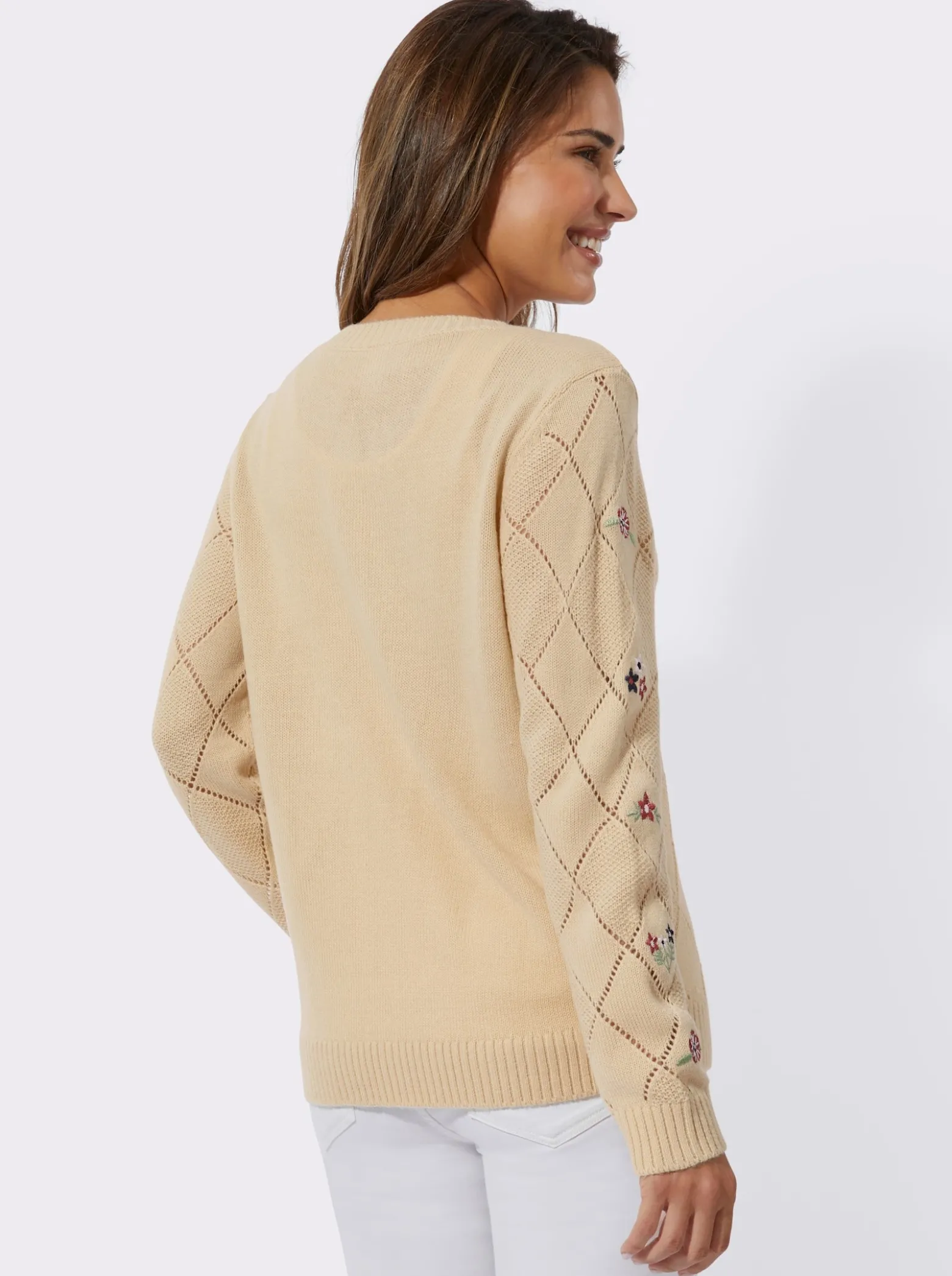 Ajourstrickjacke mit Blütenstickereien
