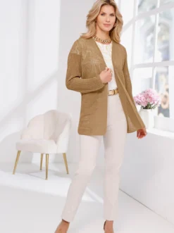 Ajourstrickjacke mit goldfarbenem Glanzgarn