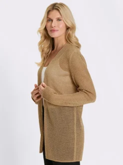 Ajourstrickjacke mit goldfarbenem Glanzgarn