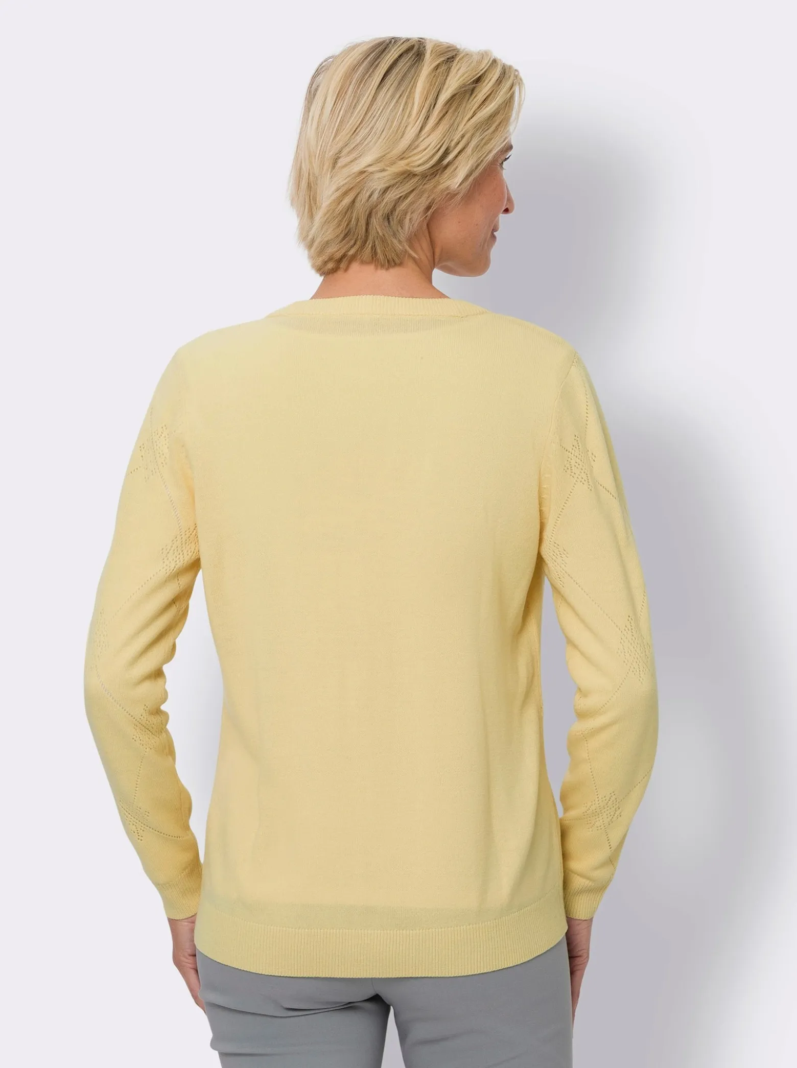 Ajourstrickjacke mit Knopfleiste