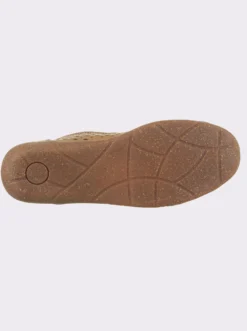 Ballerina mit perforiertem Leder