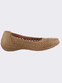Ballerina mit perforiertem Leder