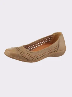 Ballerina mit perforiertem Leder
