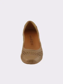 Ballerina mit perforiertem Leder