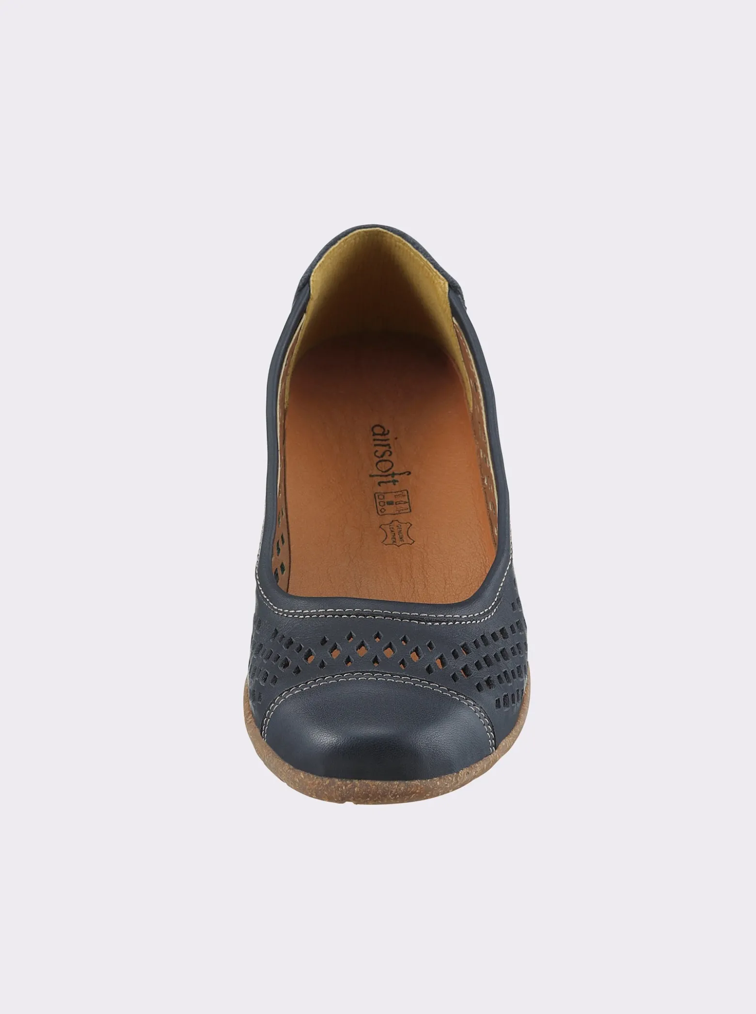 Ballerina mit perforiertem Leder