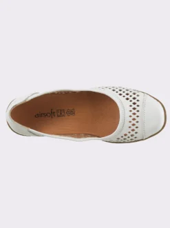 Ballerina mit perforiertem Leder