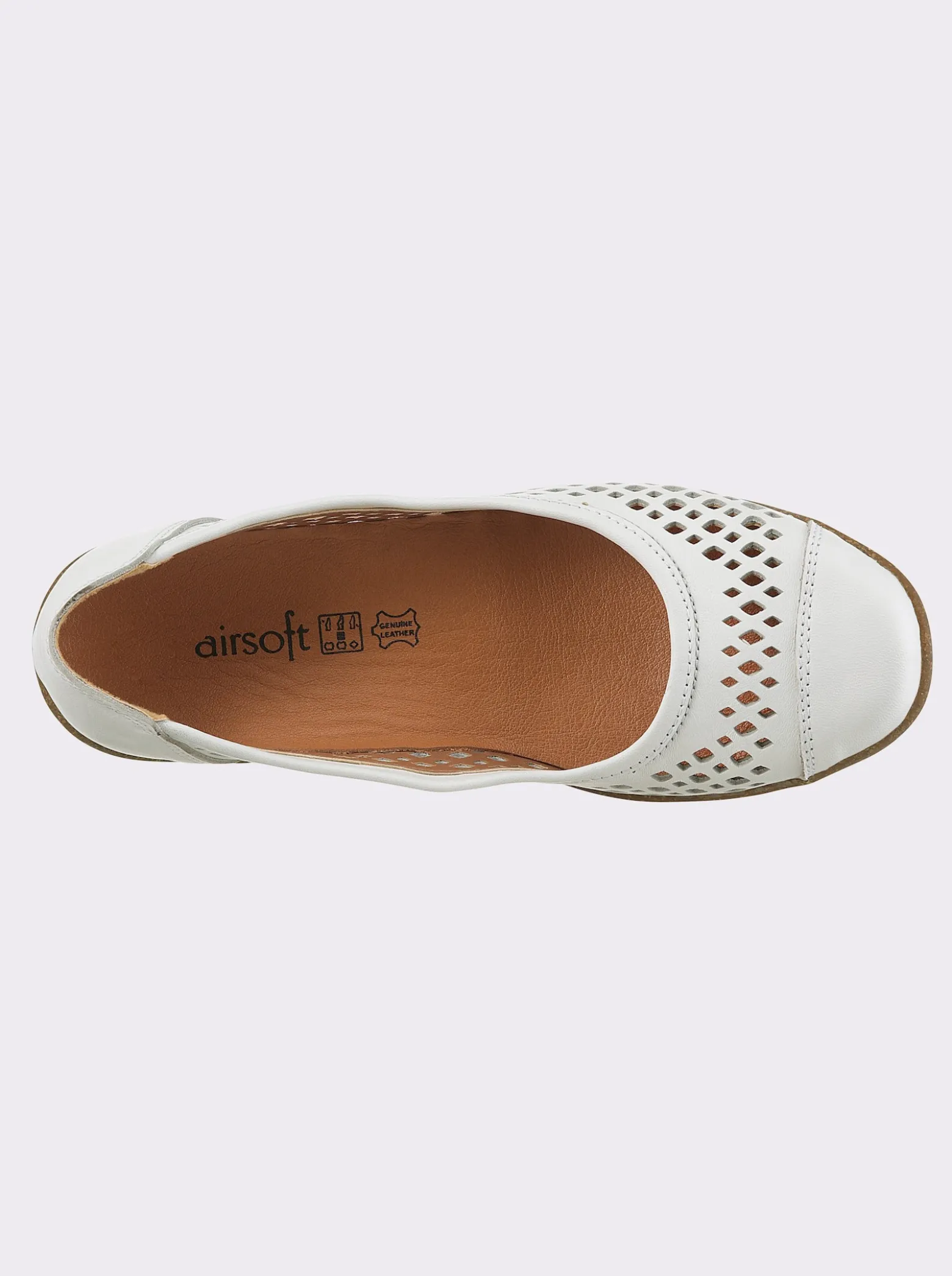 Ballerina mit perforiertem Leder