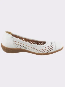 Ballerina mit perforiertem Leder