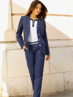 Blazer mit goldfarbenen Schmuckknöpfen