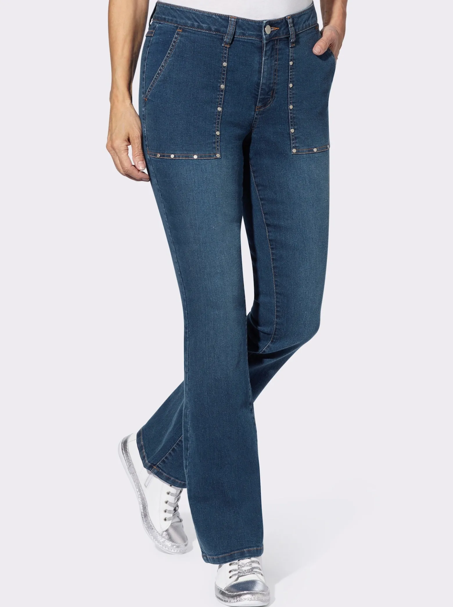 Bootcut-Jeans mit Nieten-Verzierung