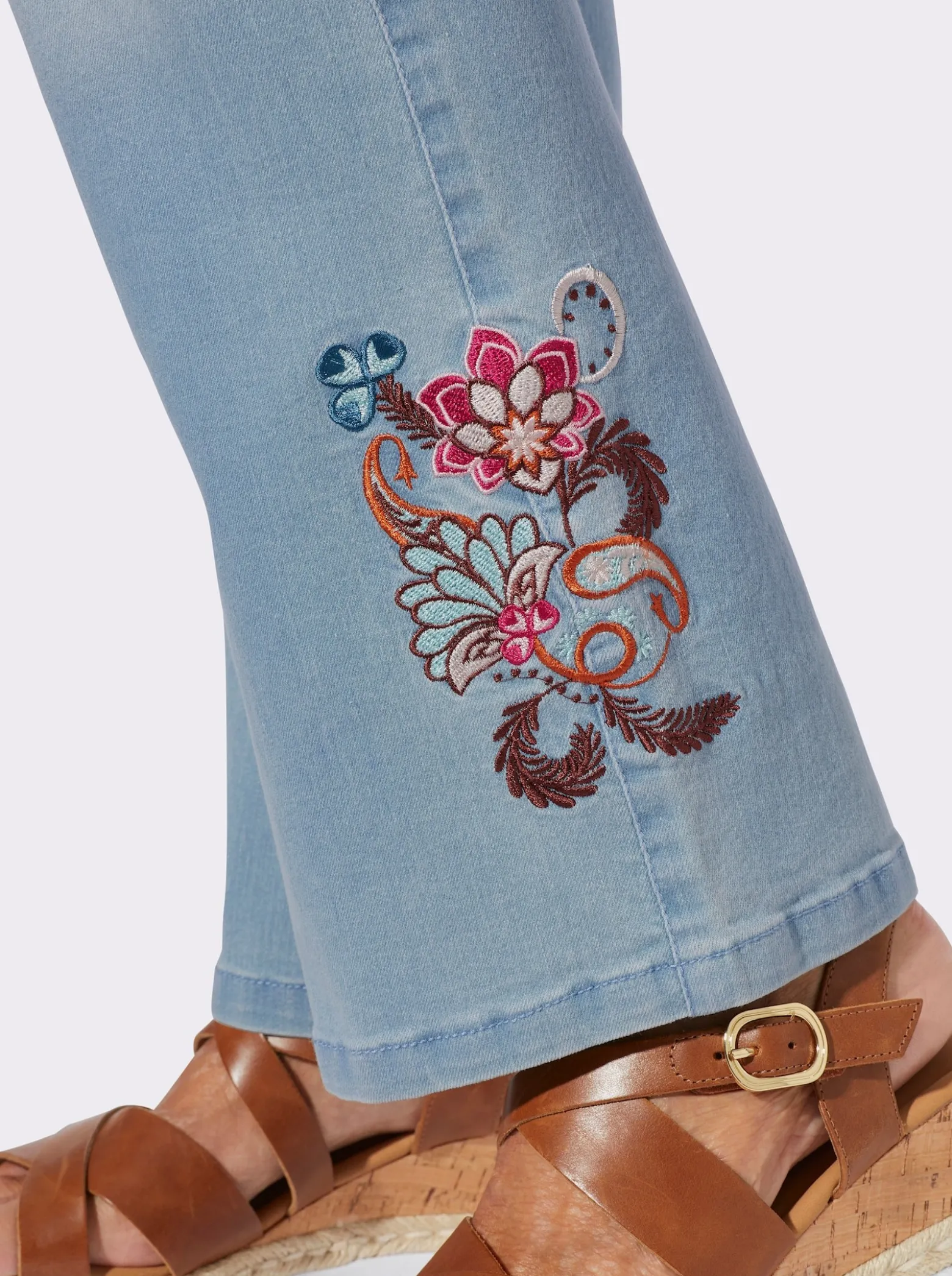 Bootcut-Jeans mit Stickereimotiv am Bein