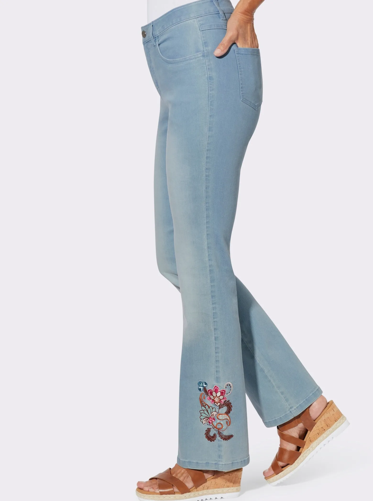 Bootcut-Jeans mit Stickereimotiv am Bein