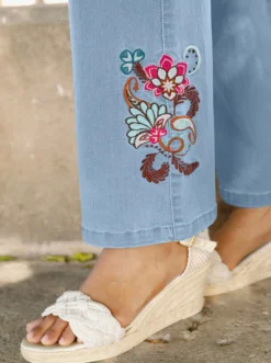 Bootcut-Jeans mit Stickereimotiv am Bein