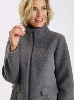 Boucléjacke mit gesteppten Einsätzen