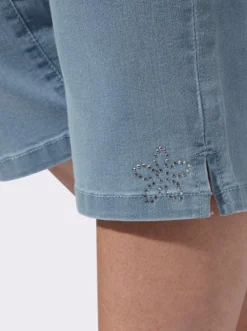 Caprijeans mit Glitzersteinchen-Deko