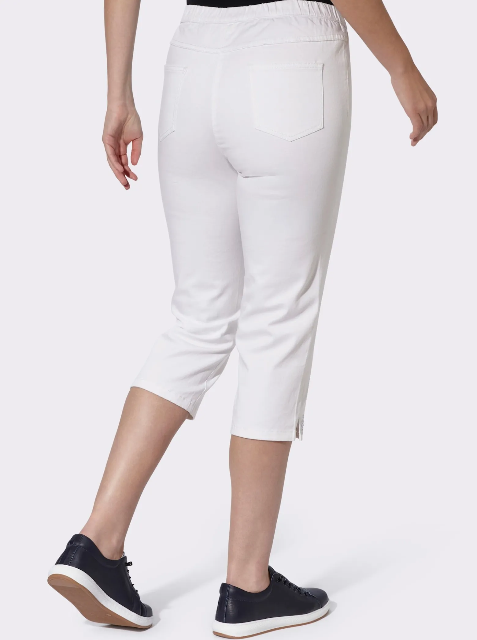 Caprijeans mit Glitzersteinchen-Deko
