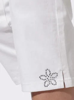 Caprijeans mit Glitzersteinchen-Deko