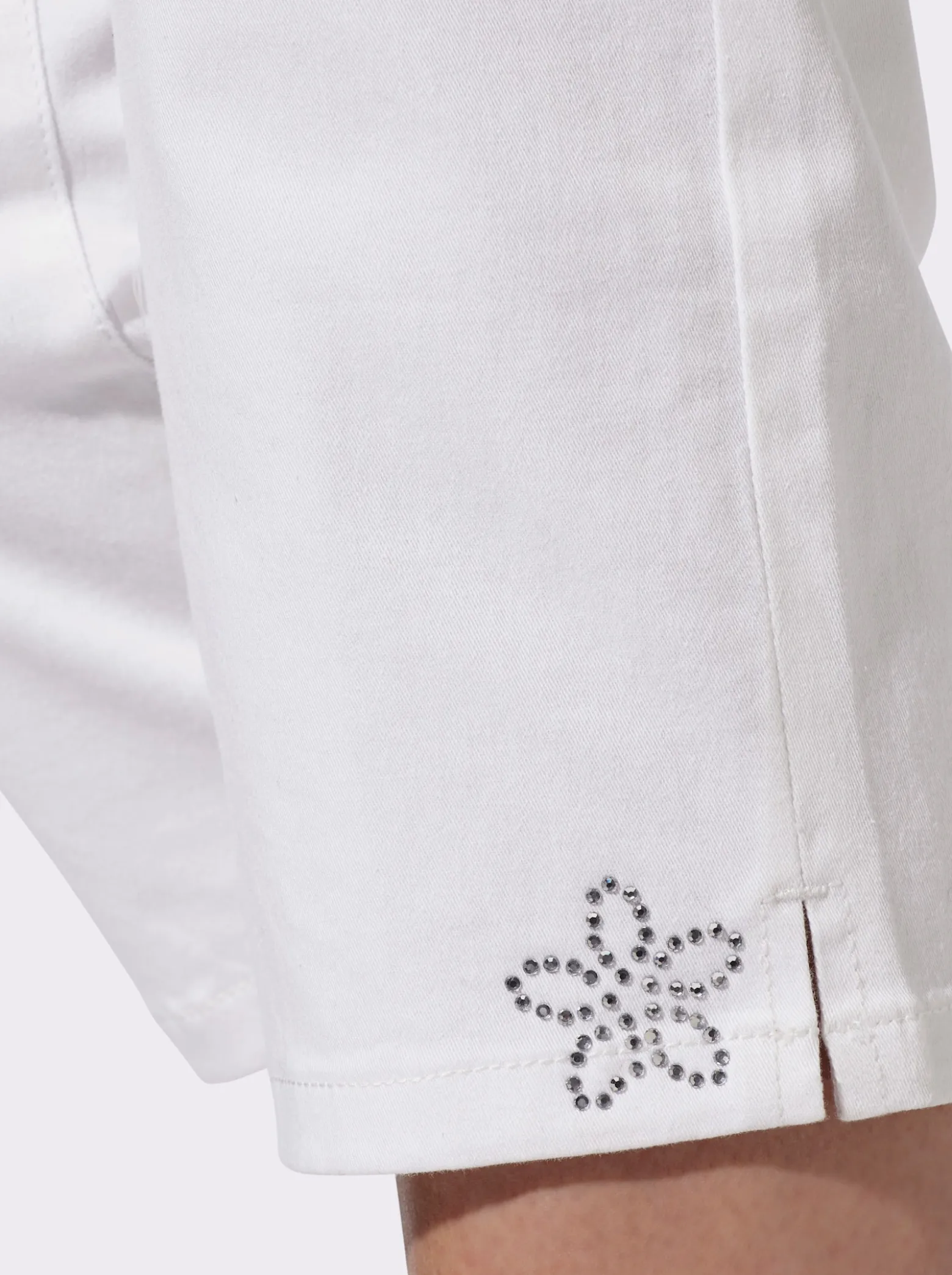 Caprijeans mit Glitzersteinchen-Deko