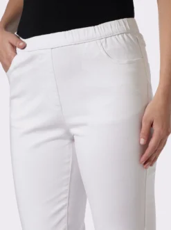 Caprijeans mit Glitzersteinchen-Deko