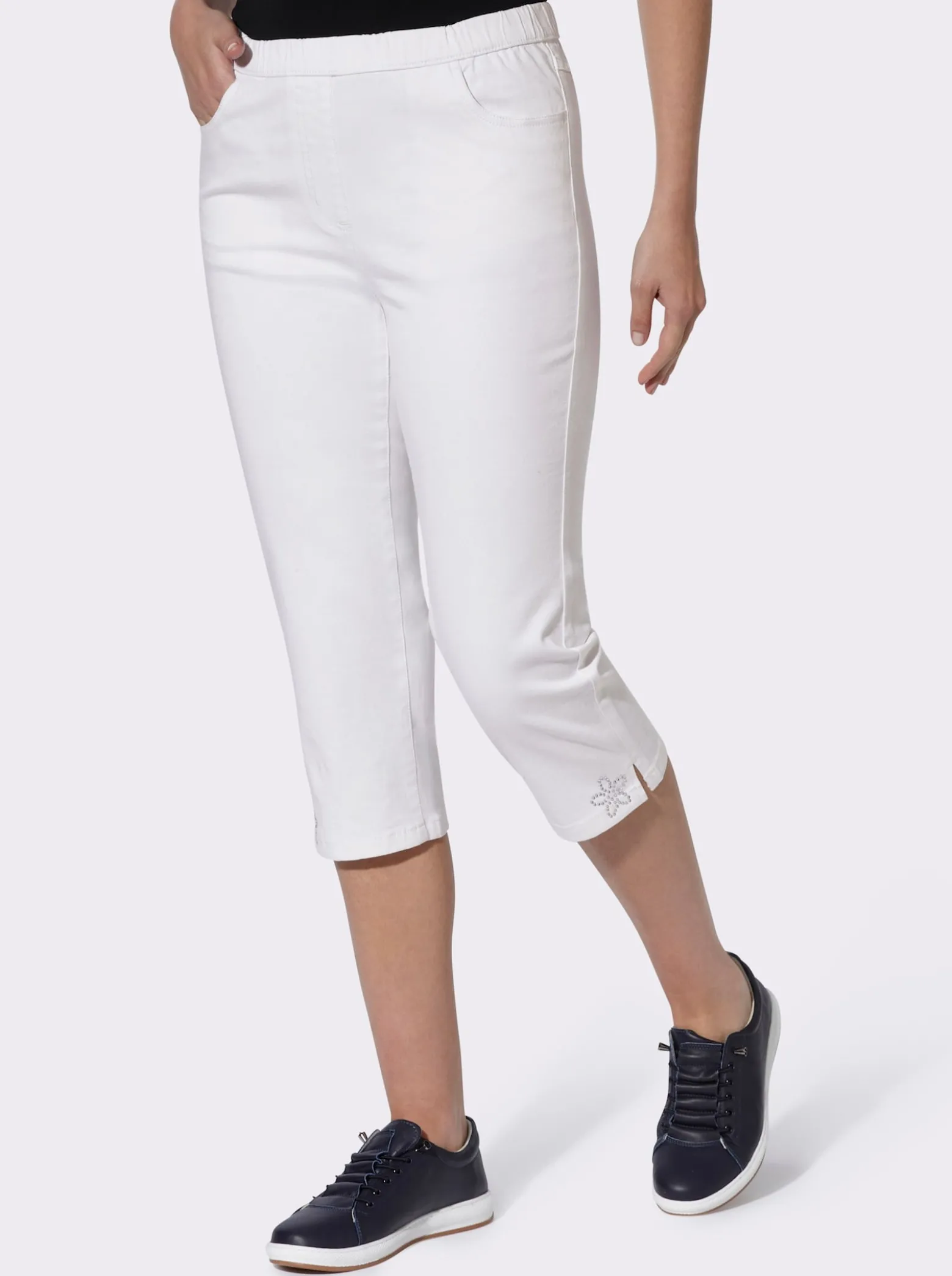 Caprijeans mit Glitzersteinchen-Deko