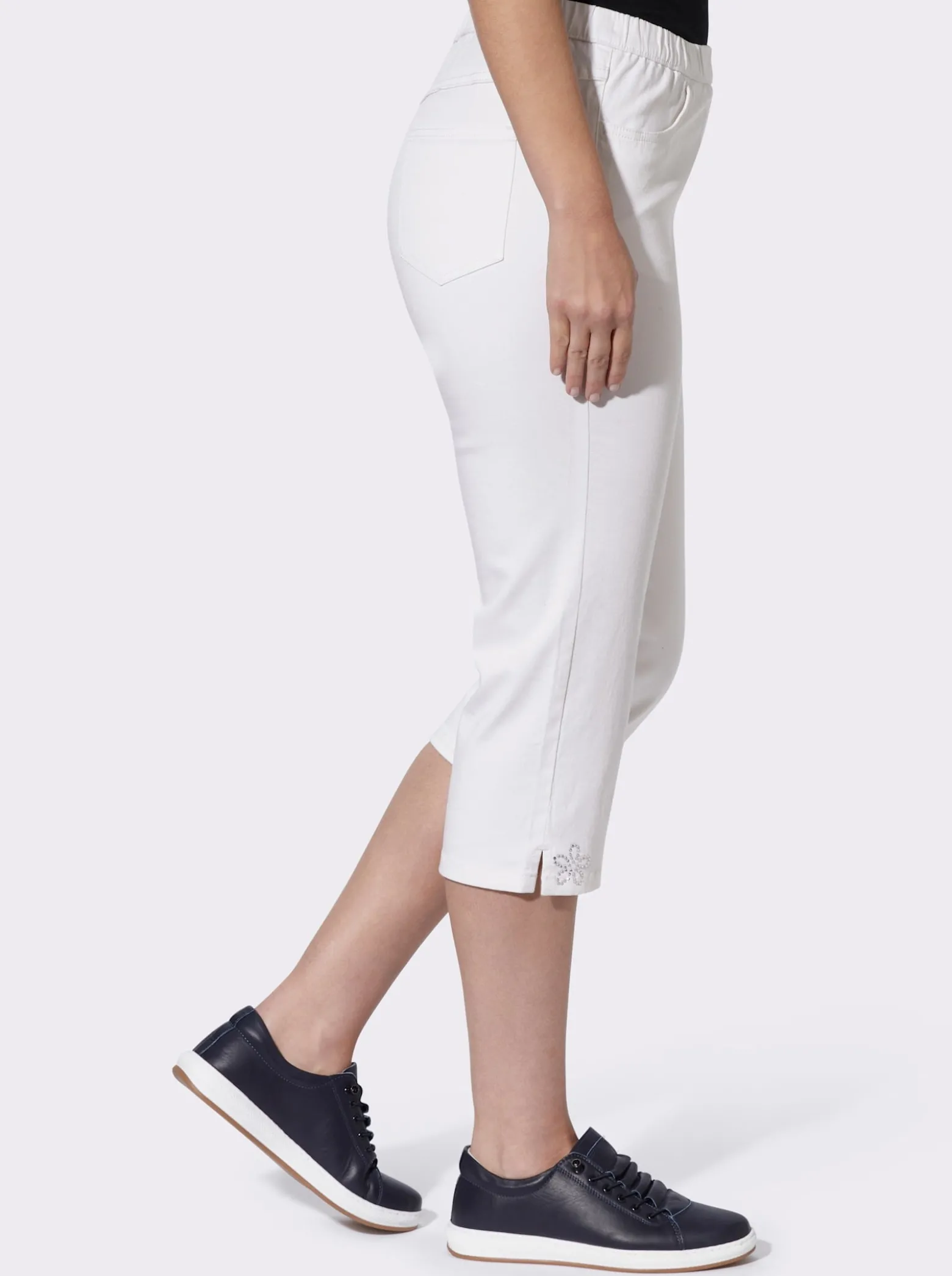 Caprijeans mit Glitzersteinchen-Deko
