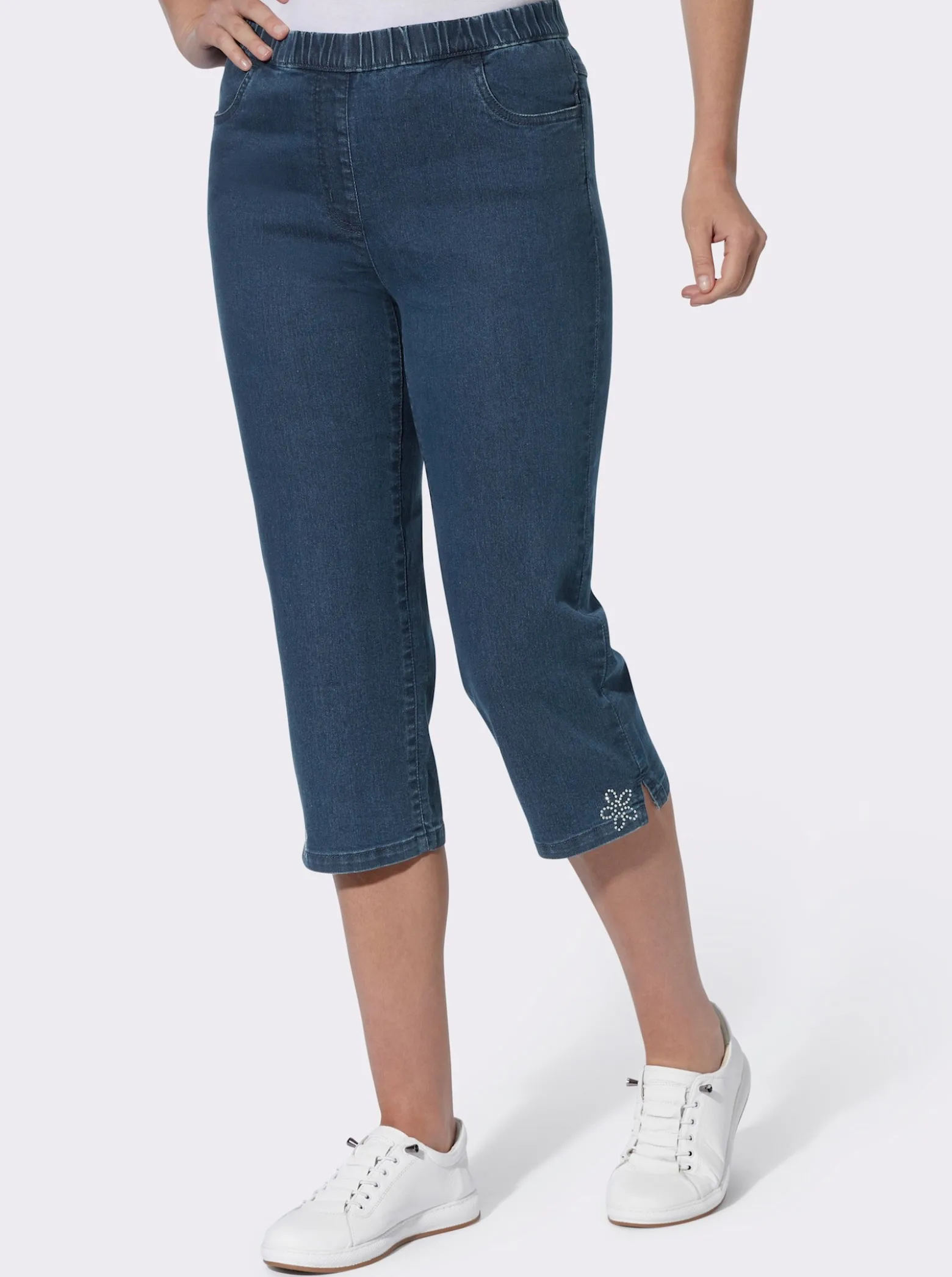Caprijeans mit Glitzersteinchen-Deko