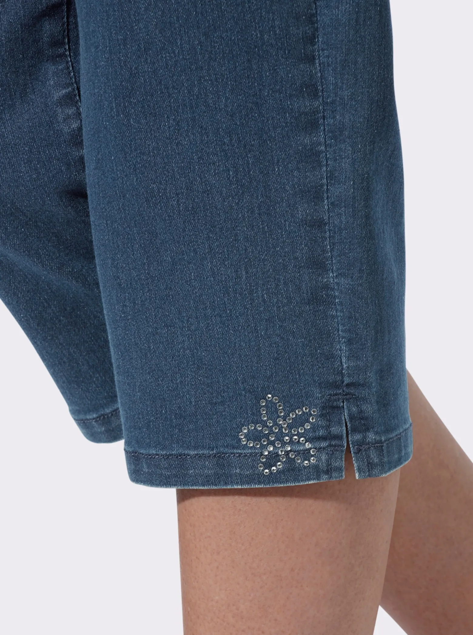 Caprijeans mit Glitzersteinchen-Deko