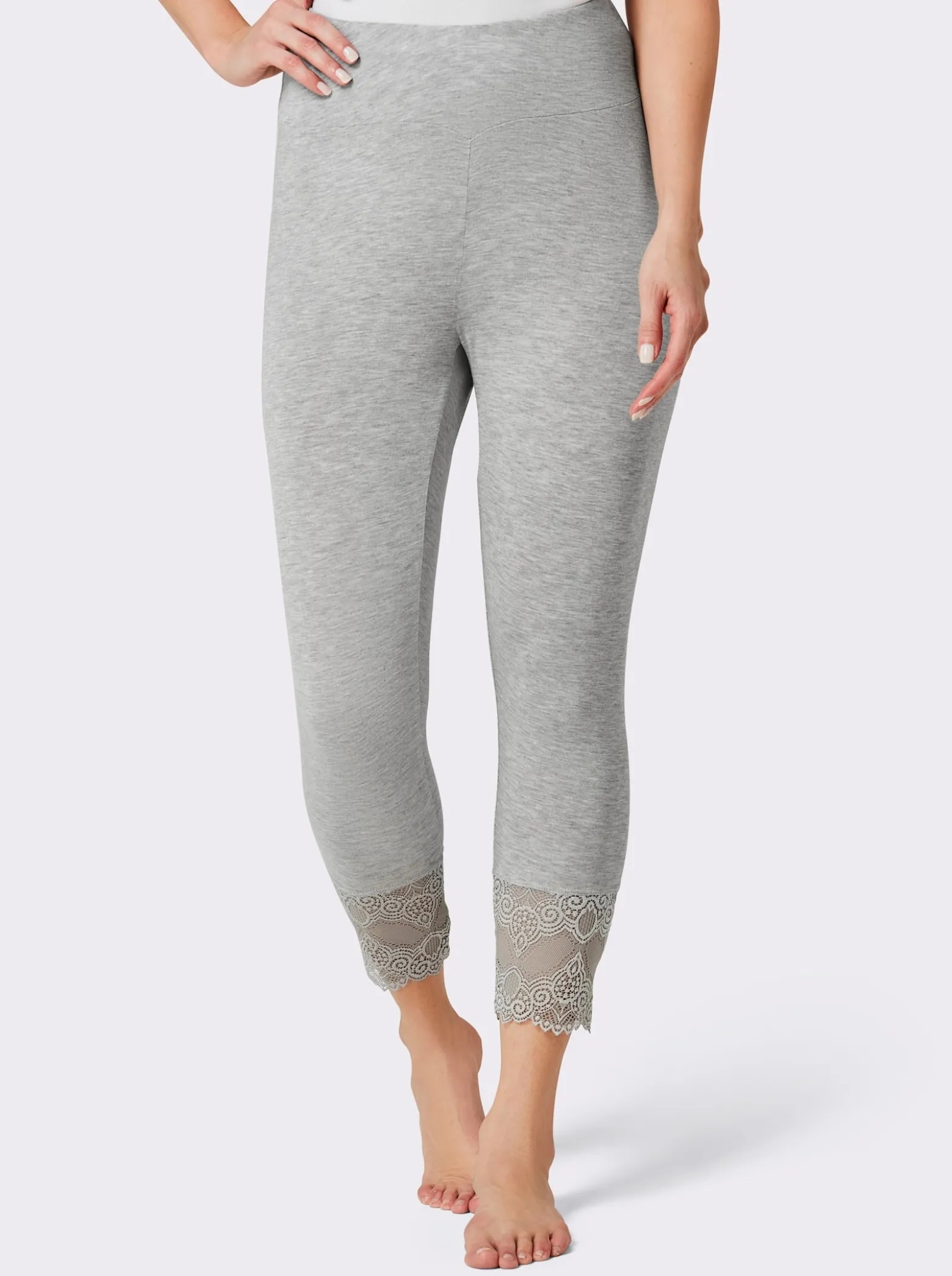 Caprileggings mit Spitzenverzierung