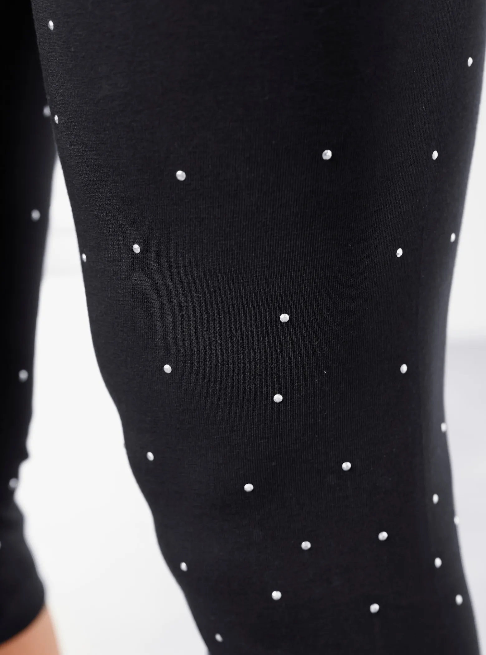 Caprileggings mit Zierplättchen am Bein