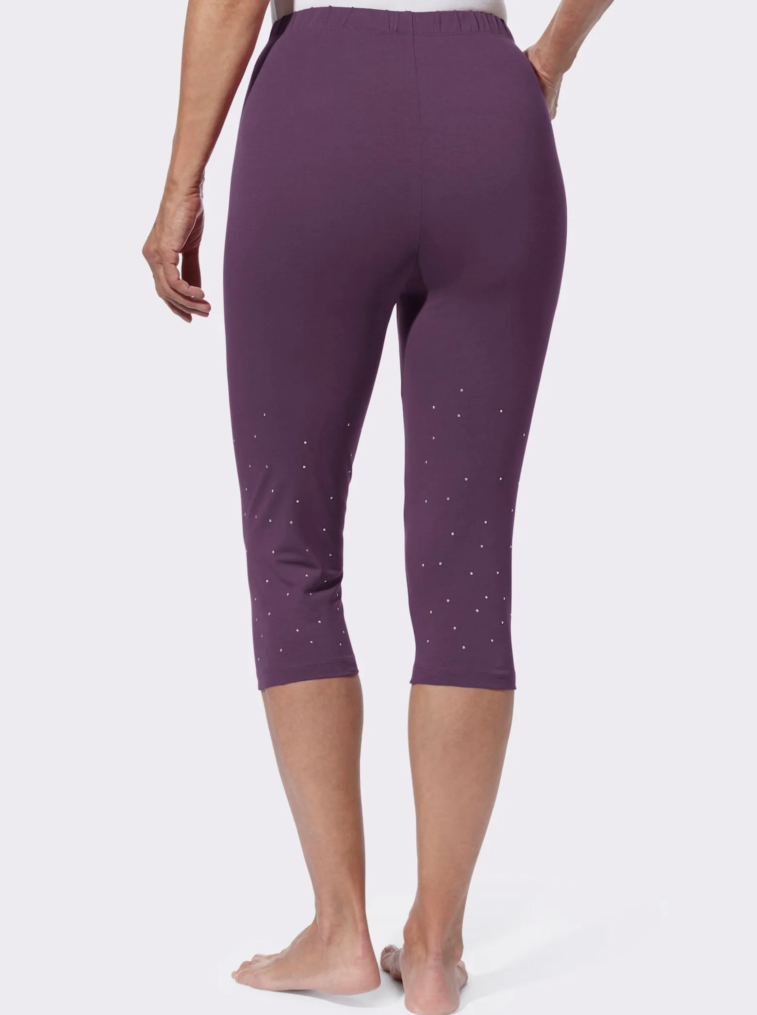 Caprileggings mit Zierplättchen am Bein