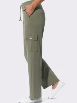 Cargohose mit Cargotasche am Hosenbein