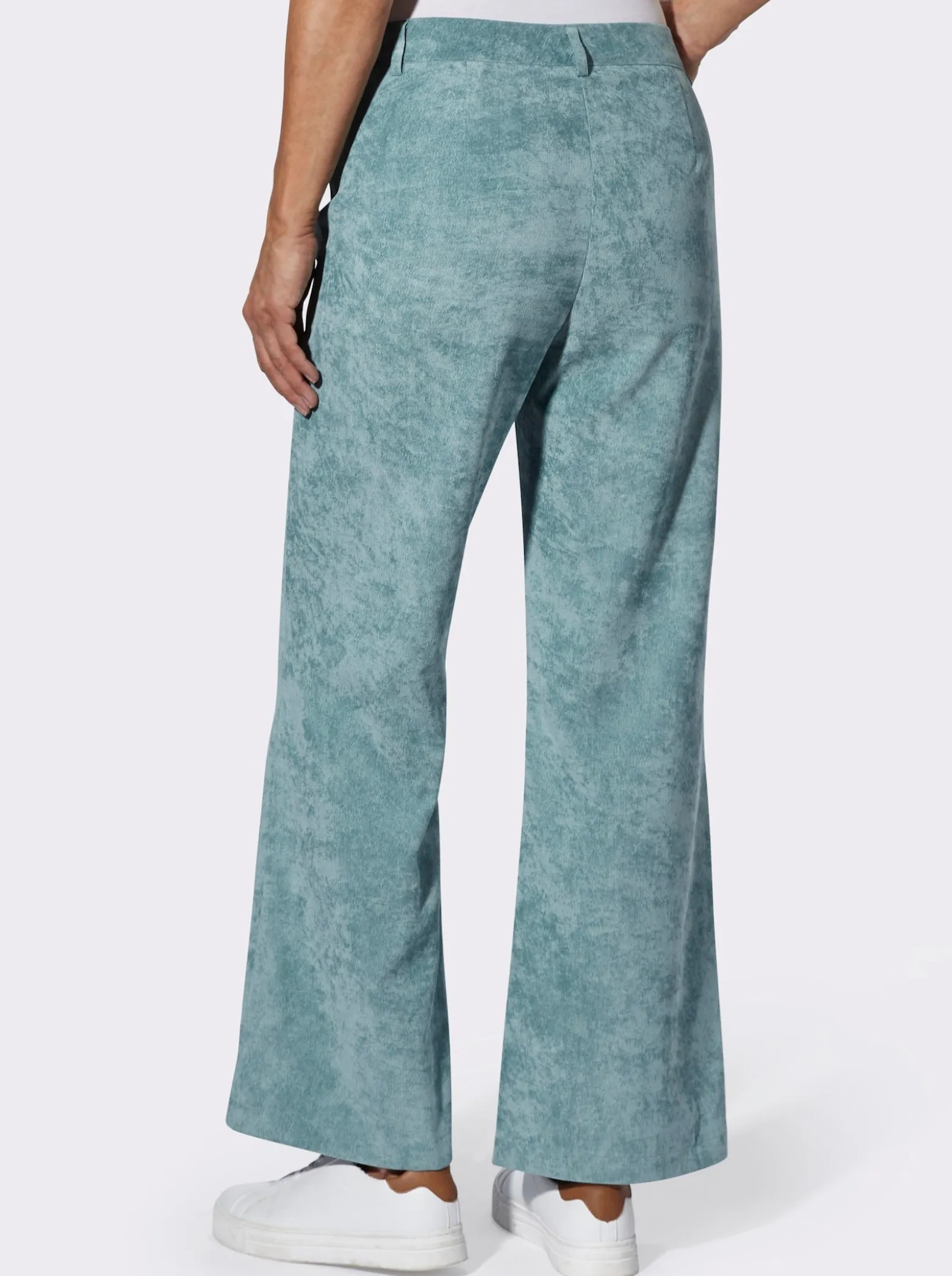 Cordhose in ausgestellter Form