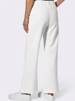 Cordhose in ausgestellter Form