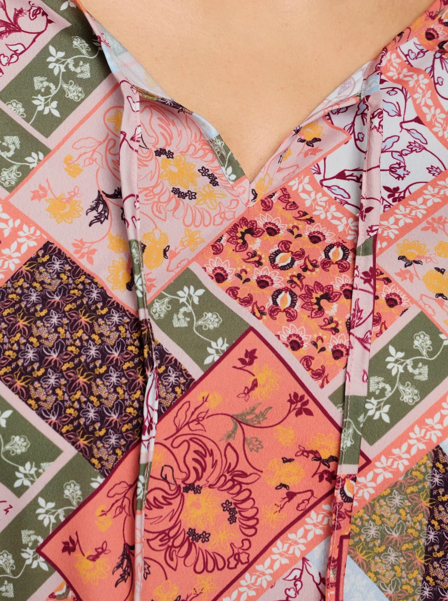 Druckbluse mit Patchwork-Muster