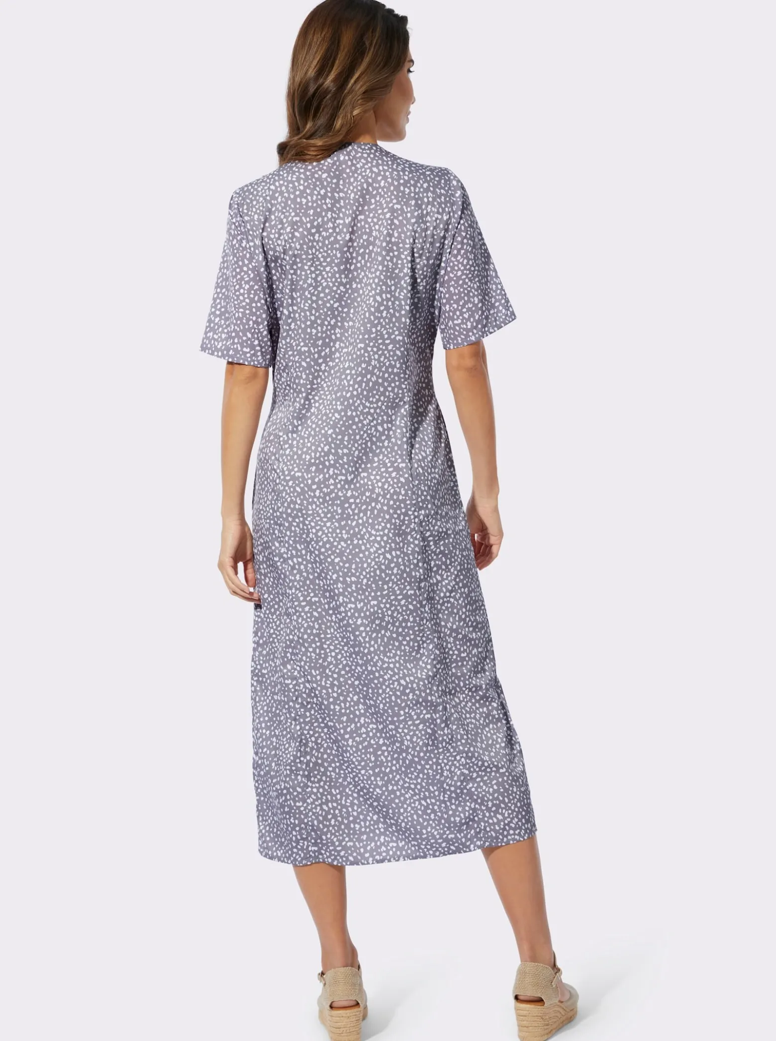 Druckkleid mit Schlitz am Saum