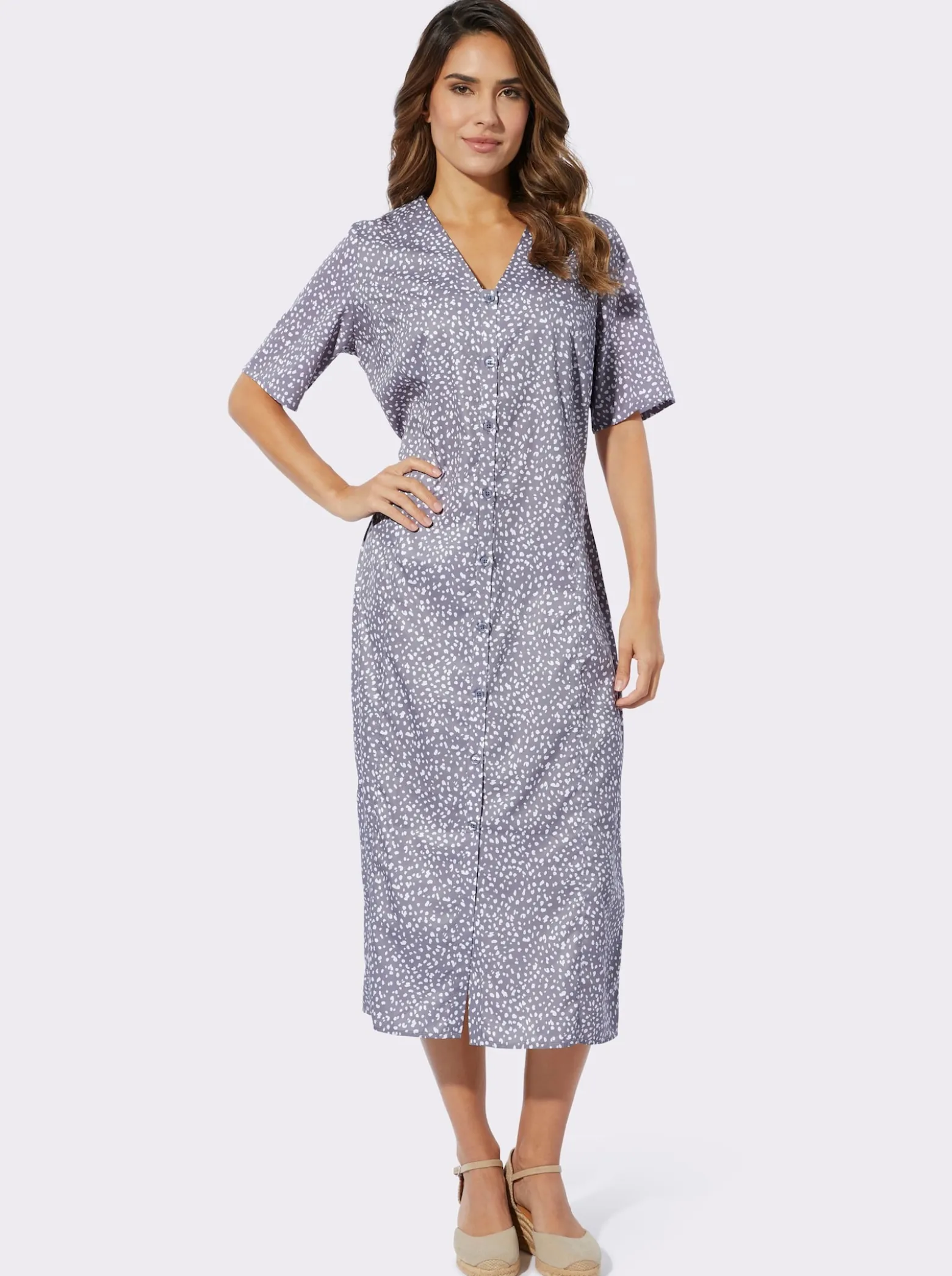 Druckkleid mit Schlitz am Saum