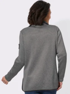 Fleecejacke mit hohen Seitenschlitzen